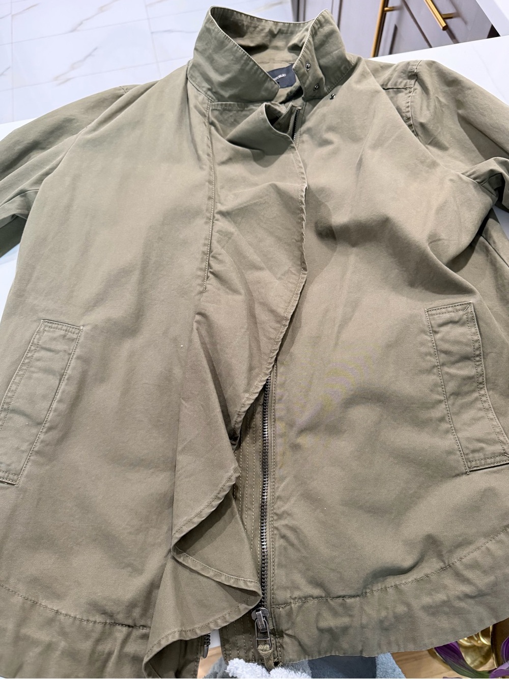 Excellent used condition (worn only once or twice) olive green women’s jacket.